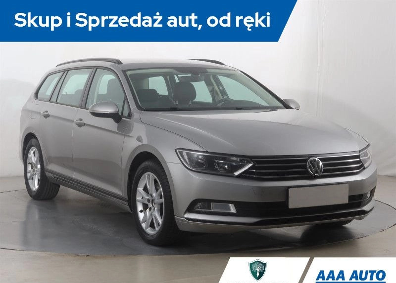 Volkswagen Passat cena 53500 przebieg: 197191, rok produkcji 2015 z Lubniewice małe 301